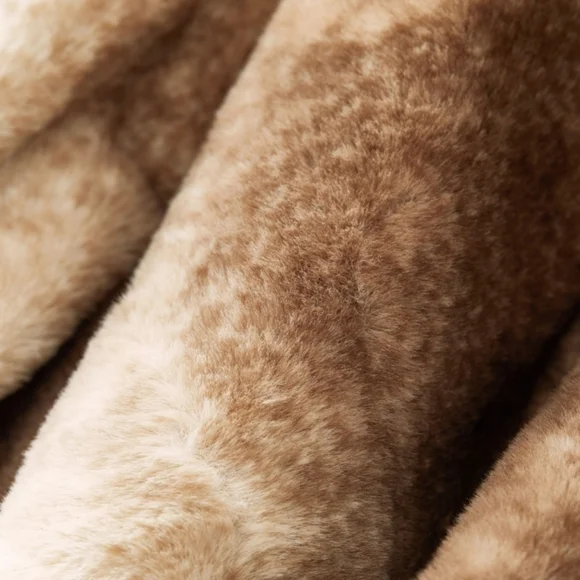 Member's Mark Oversized Luxury Faux Fur Throw Blanket 60" x 70" - Picture 4 of 4